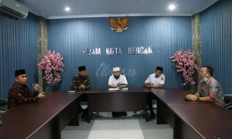 Walikota Bengkulu saat memimpin rapat terbatas bersama managemen PDAM Kota Bengkulu.