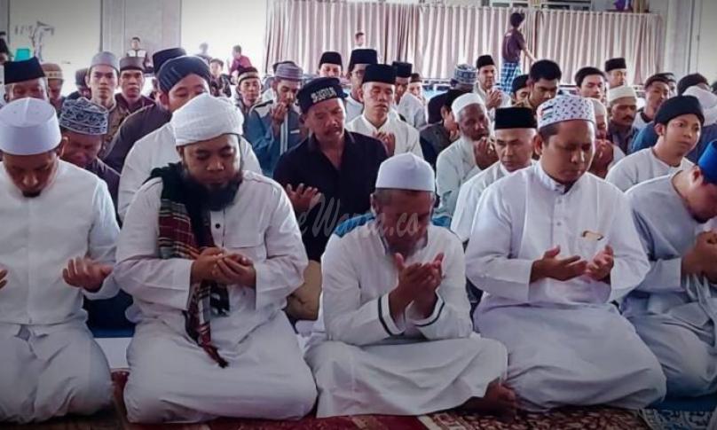Usai Sholat Jumat, Walikota Bengkulu Helmi Hasan dan warga gelar sholat Taubat dam doa bersama.