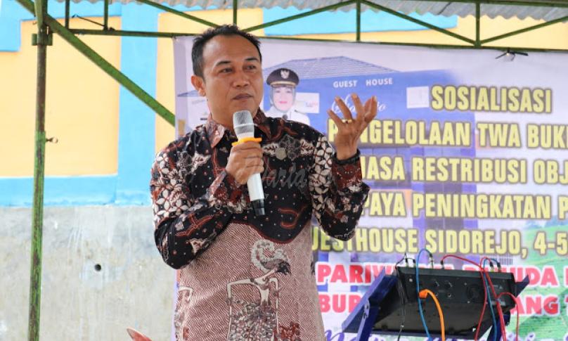 Ketua DPRD Kepahiang saat menyampaikan sambutan pada kegiatan sosialisasi pengelolaan TWA Bukit Hitam di halaman guest house Siderejo Pada Rabu 04/03/2020.