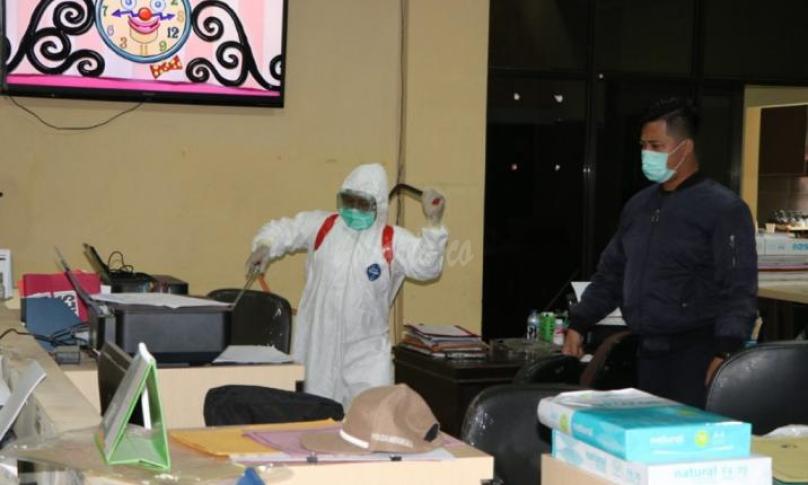 Petugas medis Dinas Kesehatan kota Bengkulu, semprokan Desinfektan ke setiap ruangan di Polda Bengkulu, Senin (23/03/20).