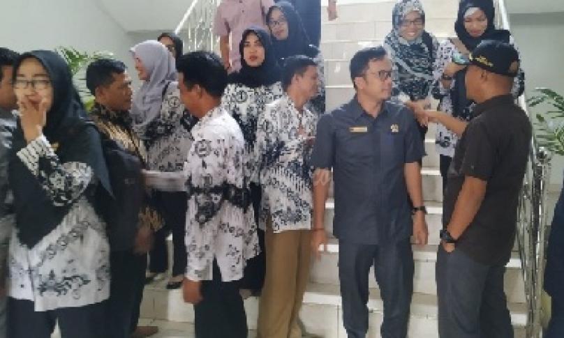 Guru dan tenaga pendidikan di Seluma hearing bersama DPRD Seluma.