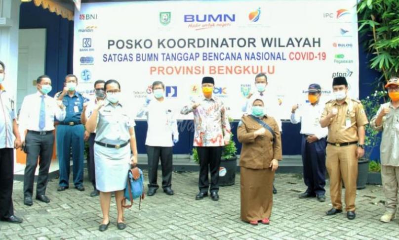 Gubernur Bengkulu Rohidin saat membuka sekaligus meninjau Posko Koordinator Wilayah Satgas BUMN Tanggap Bencana Nasional Covid-19 Provinsi Bengkulu, Senin (6/4) bertempat di Kantor PT. Pelindo II Pulau Baai.