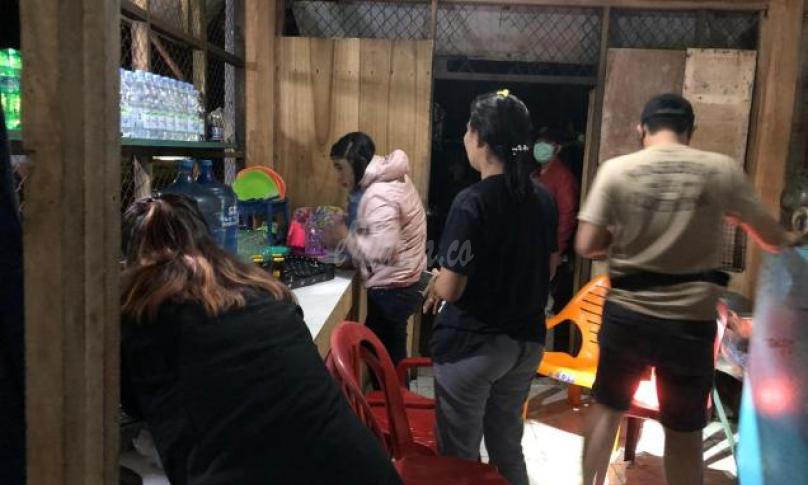 Subdit Jatanras Direktorat Reskrimum Polda Bengkulu kembali membubarkan dan mengamakan 50 orang warga Bengkulu yang kedapatan berkumpul di warung remang – remang di kawasan Pantai Panjang, Kota Bengkulu, Senin (6/4/2020) dini hari.