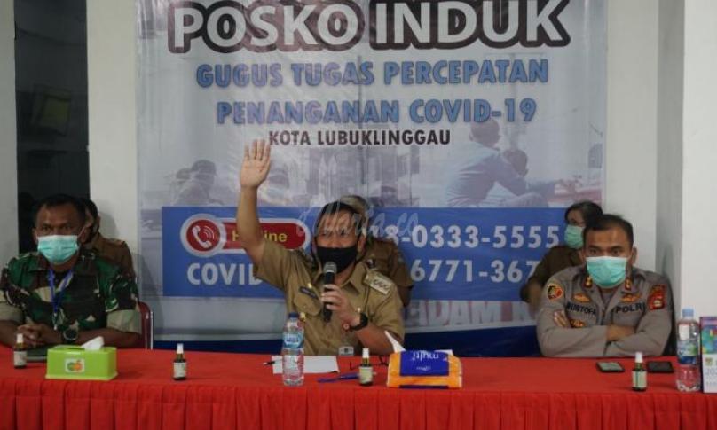 Walikota Lubuklinggau H. SN Prana Putra Sohe saat mengikuti video conference bersama Mendagri dan Menaker.