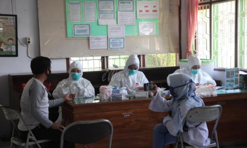 puluhan wartawan tampak bergantian memberikan data dan kemudian menjalani prosedur Rapid Test Covid-19 di Balai Laboratorium Kesehatan Daerah Provinsi Bengkulu.