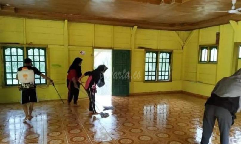 Penyemprotan desinfektan di Desa Maju Makmur.