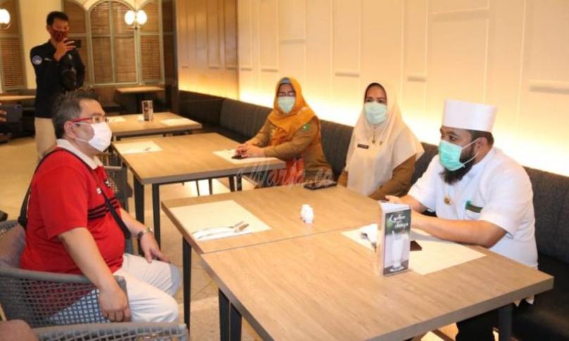 Helmi bersama wawali Dedy Wahyudi datang ke hotel dan bertemu langsung dengan GM Hotel.