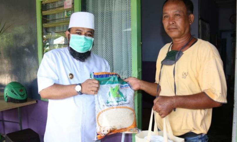 Walikota Bengkulu Helmi Hasan membagikan beras bantuan Baznas ke rumah warga.