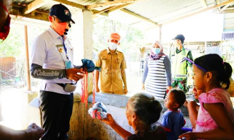 Bupati Bengkulu Selatan, Gusnan Mulyadi saat membagikan masker kepada warga di 3 desa Kecamatan.