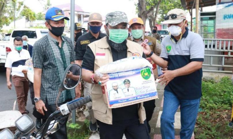 Tata cara penyerahan sembako ini diperagakan langsung oleh Walikota Bengkulu Helmi Hasan didampingi wawali Dedy Wahyudi di Kelurahan Pasar Baru