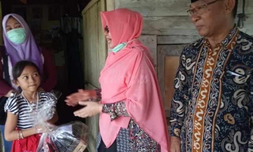 Ekspresi haru sekaligus bahagia tampak jelas di wajah Keisya (8), warga Kelurahan Air Sebakul begitu mendapat bantuan dari Pemerintah Kota Bengkulu melalui Dinas Pendidikan, Jumat (17/4/20).