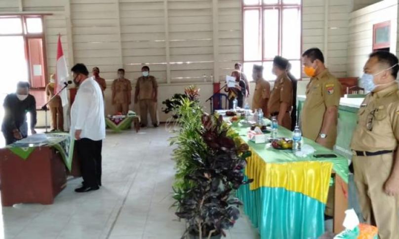 Bupati Choirul Huda melantik anggota BPD di Kecamatan Penarik, Selasa (21/4/20).