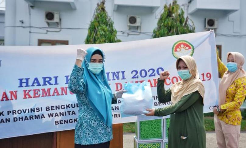 Derta menyerahkan bantuan kepada Tim Medis RSMY di BPSDM Provinsi Bengkulu, Kamis (23/04).