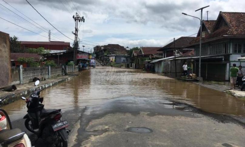Tak hanya persawahan dan pemukiman banjir pun merendam akses jalan. 