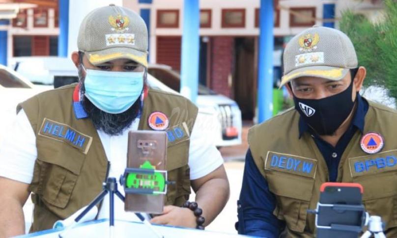 Walikota dan Wawali saat live streaming bersama warga penerima bantuan beras dan mie instan.