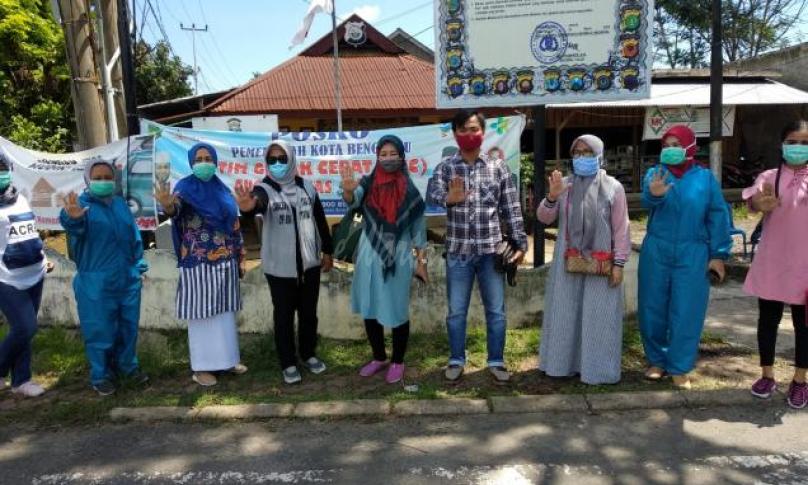 Kepala Dinas Kesehatan dan Tim berswafoto bersama petugas piket di posko perbatasan.