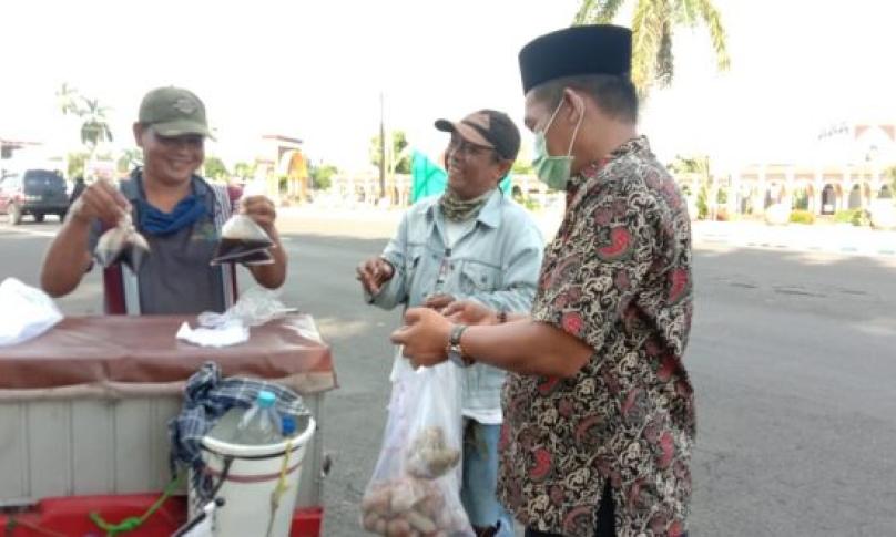 Kabag Umum Setda kota Bengkulu mendatangi pedagang gorengan dan memborong semua dagangannya.