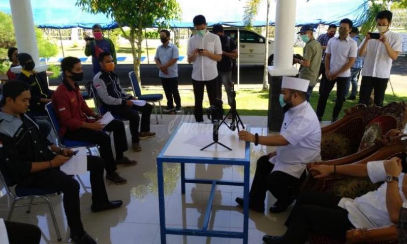 Saat bertemu dengan para mahasiswa itu, sambil live Helmi berpesan kepada mahasiswa untuk terlibat aktif membantu pendistribusian rasmie dan memastikan penyalurannya diterima oleh seluruh warga dan mahasiswa yang ada di Kota Bengkulu.