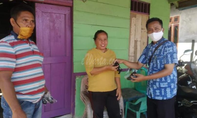 Pembagian masker kepada warga desa Lubuk Pinang.