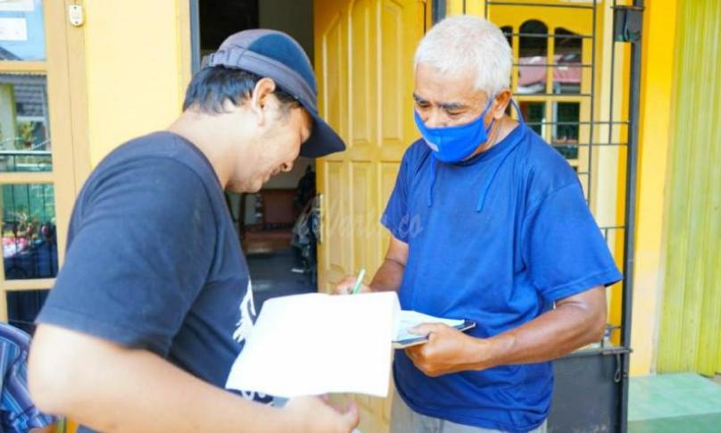 Pemerintah Kota (Pemkot) Bengkulu yang telah menyalurkan bantuan beras dan mie instan kepada masyarakat Kota Bengkulu yang terdampak covid-19.