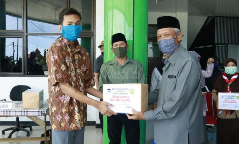 Penyerahan bantuan sembako untuk mahasiswa terdampak covid-19 secara langsung oleh Rektor IAIN Bengkulu Prof. Dr. H Sirajuddin, M. M. Ag MH.