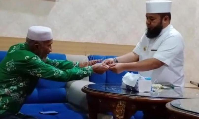 Walikota Bengkulu saat menyerahkan gajinya untuk covid- 19 melalui Baznas.