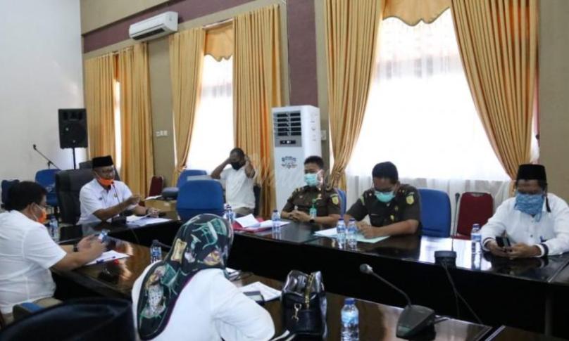 Tim Anggaran Pemerintah Daerah (TAPD) Pemkot Bengkulu Rabu (8/4/2020) membahas anggaran sebesar Rp204 miliar untuk penanganan wabah Covid-19 di ruang Hidayah kantor Walikota Bengkulu. Rapat didampingi oleh aparat penegak hukum (APH) dari Kejaksaan Negeri Bengkulu dan BPK.