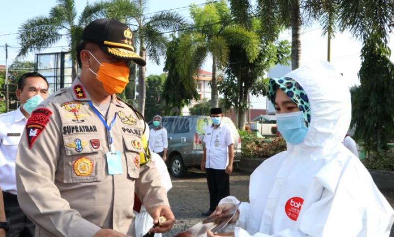 Kapolda menyerahkan piagam penghargaan secara langsung kepada tenaga medis. 