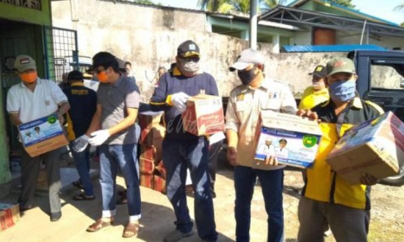 Saat pendistribusian berlangsung, Plt Kadis PUPR Kota Bengkulu Noprisman serta Kabid cipta karya Maas Syabirin Thaher dan Kabid SDA Yosef Peri yorizal turut serta membantu mengantarkan rasmie door to door ke rumah warga.