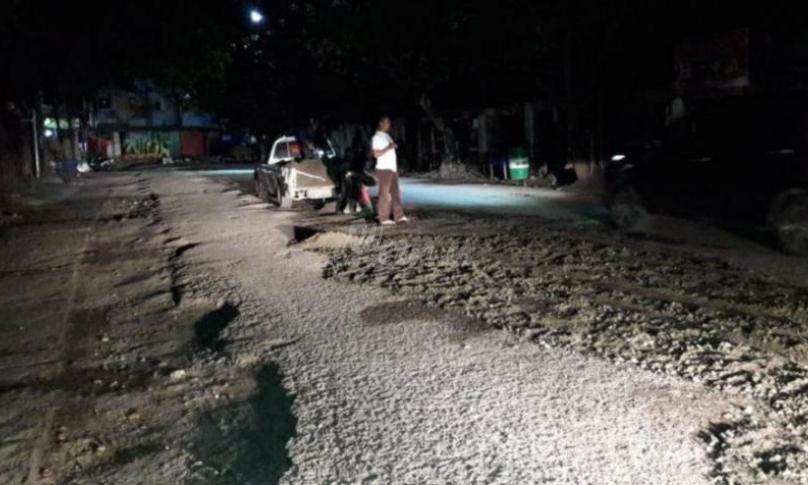 Dinas PUPR lakukan tambal lubang jalan di jalur padat lalu lintas dan meresahkan pengendara.