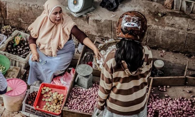 Terlihat salah satu pedagang bawah merah di pasar tradisional.
