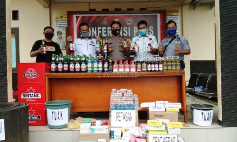 Hasil operasi pekat nala 2020 yang digelar selam 14 hari ini, kita berhasil mengamankan ratusan botol miras, obat kadaluarsa, sajam, hingga sabung ayam