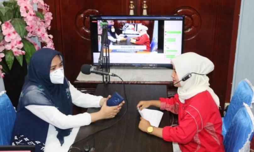 Direktur RSHD kota Bengkulu, dr. Lista Cerlyviera saat live streaming menyapa masyarakat Kota Bengkulu, Jumat (1/5/20). 