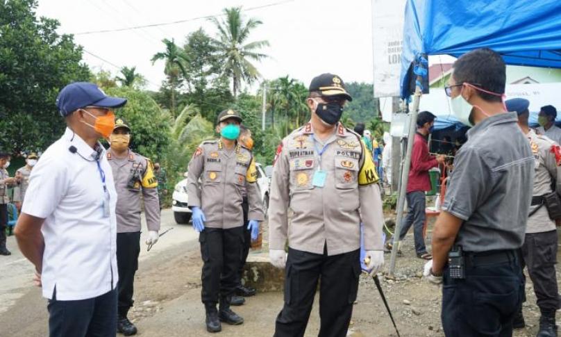 Kapolda Bengkulu Irjen Pol. Drs. Supratman,MH saat meninjau posko covud-19 di Bengkulu Selatan.