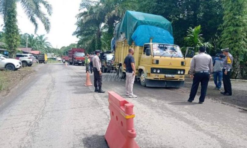 Mobil yang melintas di periksa secara ketat oleh petugas.