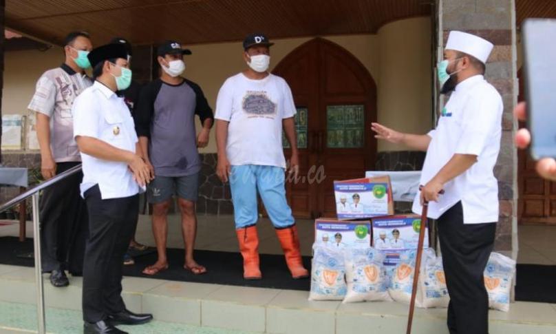 Walikota Bengkulu Helmi Hasan dan wawali Dedy Wahyudi memberikan bantuan kepada Pastur di Gereja ST Yohanes sebanyak 5 orang, Senin (4/5/2020).