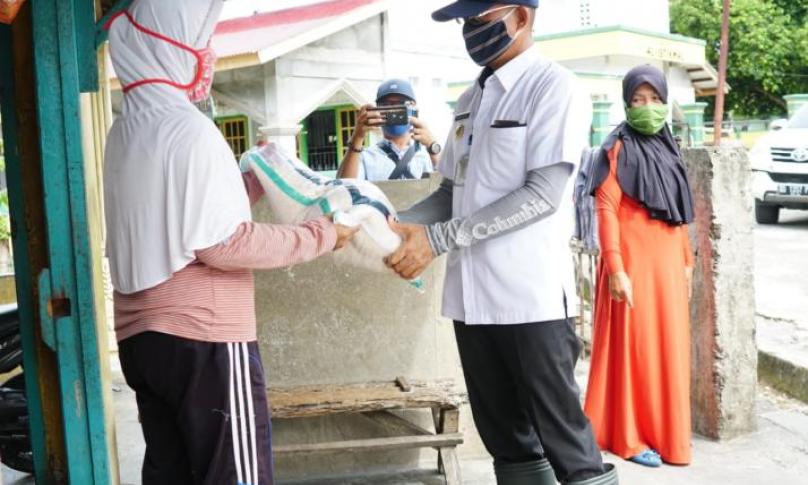 Bupati Gusnan Mulyadi menyerahkan bantuan beras 10Kg untuk warga terdampak covid-19 di Bengkulu Selatan.