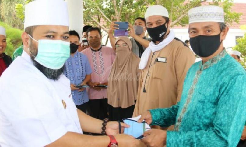 Walikota Bengkulu Helmi Hasan dan wawali Dedy Wahyudi menyerahkan bantuan kepada 140 ustad se-Kota Bengkulu