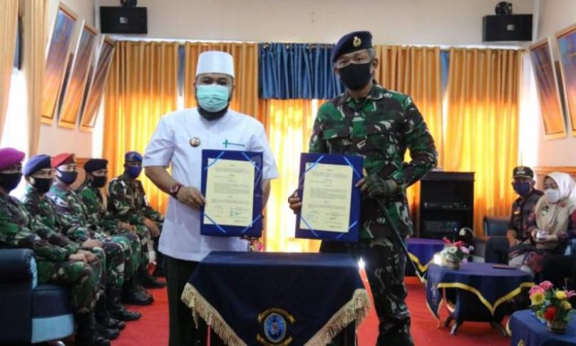 Walikota Bengkulu Helmi Hasan dan Komandan Lanal Bengkulu Letkol Laut (P) Yustus Nasarius Rossi menandatangani nota kesepahaman di markas pangkalan Angkatan Laut Bengkulu, pukul 09.15 WIB.