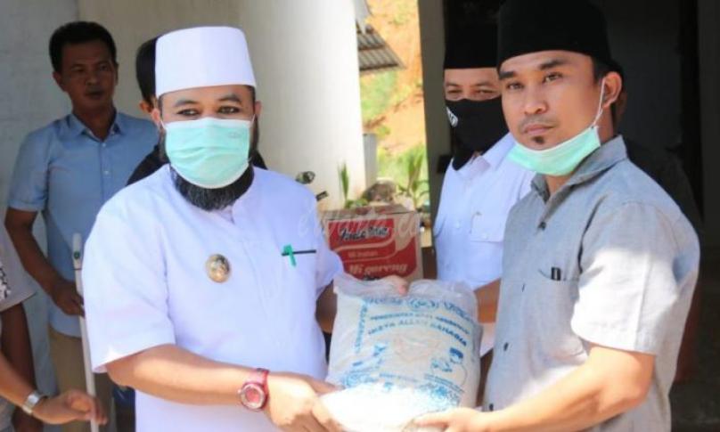 Walikota Bengkulu Helmi Hasan dan Wakil Walikota Dedy Wahyudi kepada warga Kota Bengkulu yang tercecer (belum mendapat bantuan) di Perumahan Tebat Rapak Kecamatan Muara Bangkahulu, Rabu (6/5/2020).