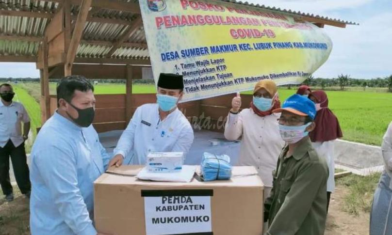 Bupati Mukomuko Choirul Huda menyerahkan bantuan APD kepada tenaga medis di SP 8.