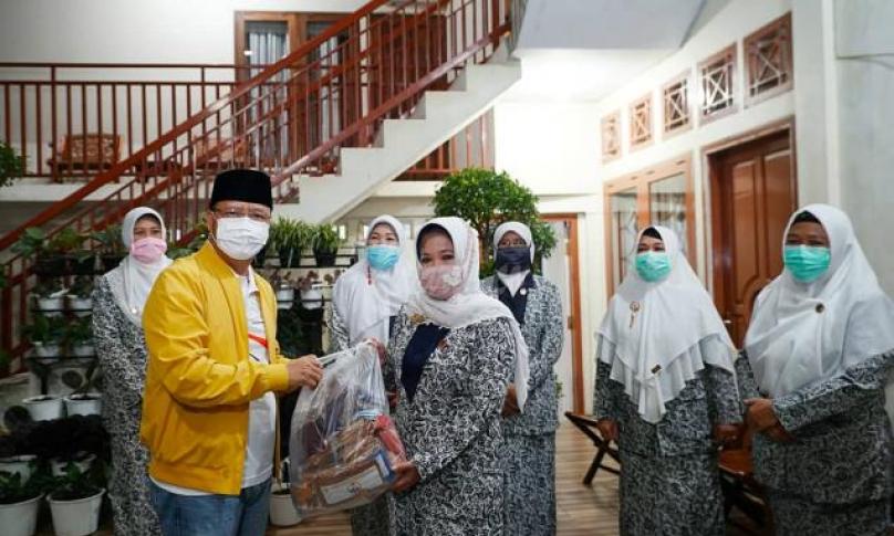 Sebanyak 100 APD berupa 100 lembar baju hazmat dan 100 botol sabun cair pencuci tangan, diberikan kepada IBI.