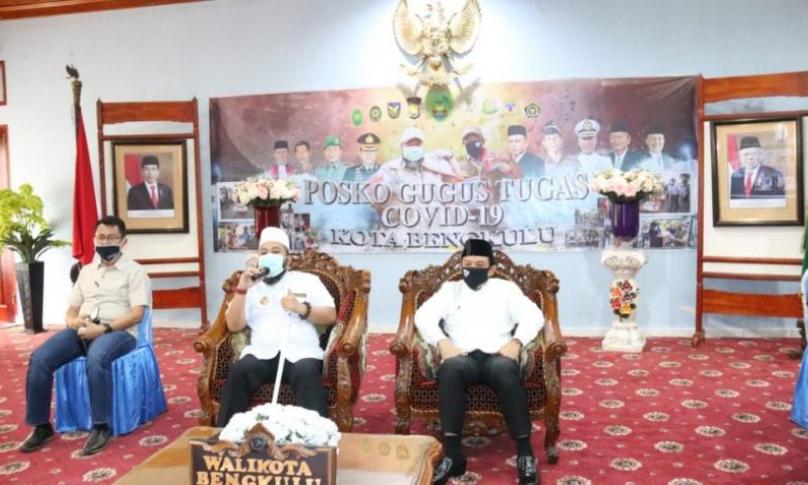 Walikota Bengkulu Helmi Hasan dan wawali Dedy Wahyudi didamping Plt Kepala Dinas Sosial Bujang HR menggelar rakor melalui video conference dengan seluruh Camat Kota Bengkulu, Jumat (8/5/2020).