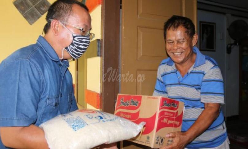 Tampak Kadis Kominfosan Eko Agusrianto ikut membantu lurah, RW dan RT mengantar langsung rasmie ke rumah-rumah warga.