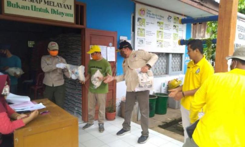 Plt Kadis PUPR, Noprisman turun langsung membantu bongkar muat Rasmie serta mengantarkan Rasmie langsung ke rumah warga, yang didampingi Kabid Jasa Konstruksi Feryzon dan Kabid Cipta Karya Maas Syabirin Thaher.