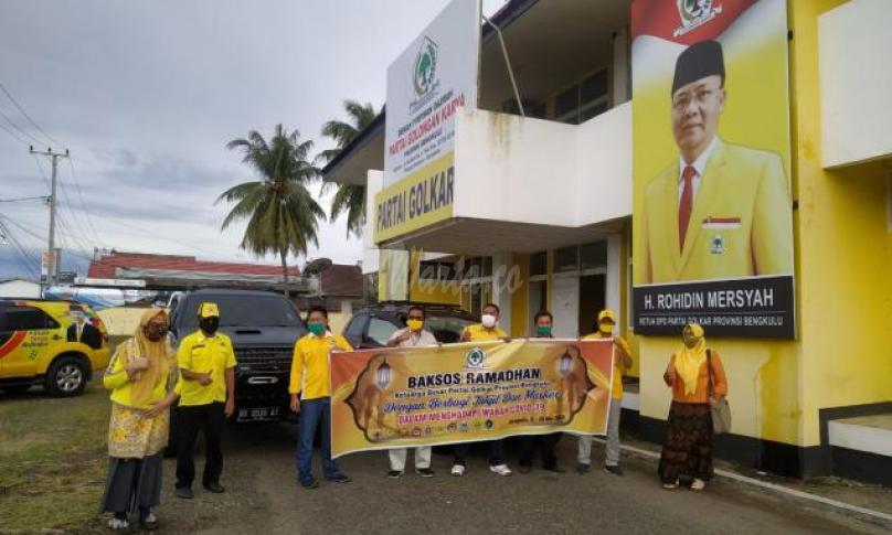 Penguru berswafoto bersama sebelum meluncur membagikan takjil dan masker gratis, Sabtu (9/5/29).