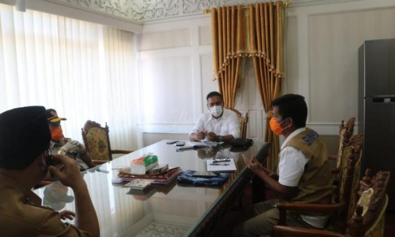 Wakil Gubernur Bengkulu Dedy Ermansyah mengadakan pertemuan terbatas bersama Kadis Kesehatan Provinsi Bengkulu dan Kepala Pelaksana BPBD Provinsi Bengkulu, Senin (11/5) di Ruang Kerja Wakil Gubernur Provinsi Bengkulu. 