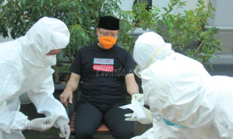 Selain gubernur, saat itu dilakukan pemeriksaan rapid test kepada Sekda Provinsi Bengkulu Hamka Sabri dan juga sejumlah wartawan.