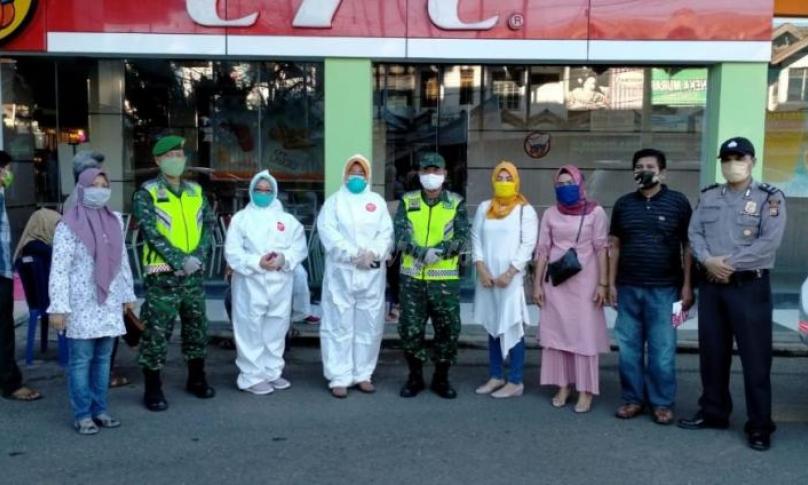 Di sekitar kawasan pasar minggu ia bersama petugas dari Dinkes Kota Bengkulu ia melakukan random sampling rapid test Covid-19 kepada 12 orang secara acak (random) di tempat yang berbeda-beda.