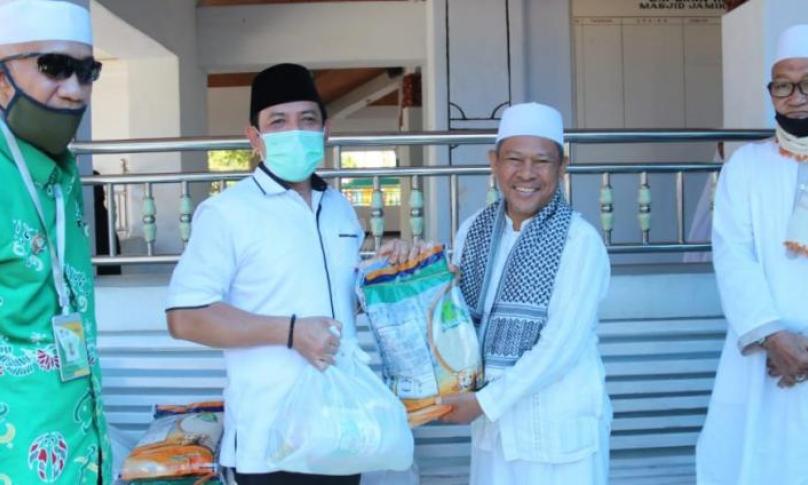 Wawali saat menyerahkan bantuan sembako.